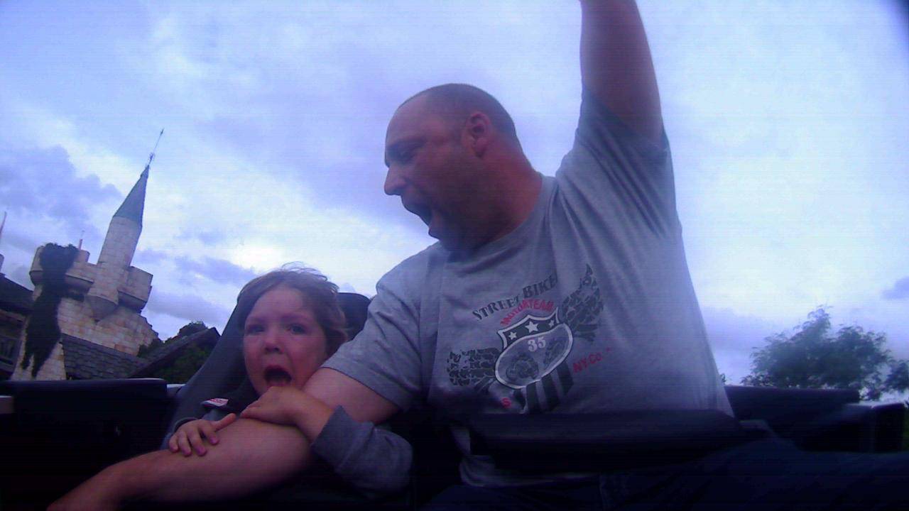 Rens voor het eerst in een snelle achtbaan